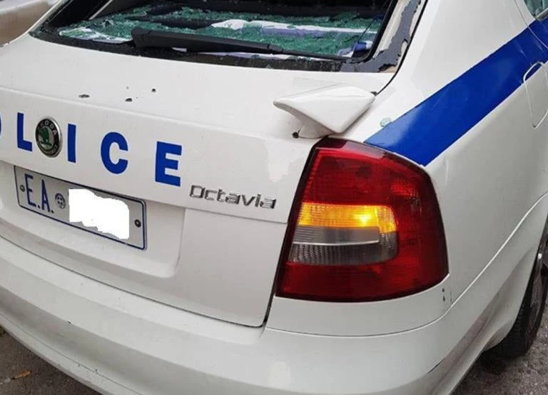 Αυτό είναι το περιπολικό που δέχθηκε «λυσσαλέα» επίθεση έξω από την ΑΣΟΕΕ (εικόνες)